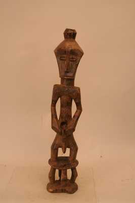 metoko-Mituku(statue), d`afrique : Rép.démoncratique du Congo., statuette metoko-Mituku(statue), masque ancien africain metoko-Mituku(statue), art du Rép.démoncratique du Congo. - Art Africain, collection privées Belgique. Statue africaine de la tribu des metoko-Mituku(statue), provenant du Rép.démoncratique du Congo., 1341/5296.Statue fétische Mituku avec une cavité dans le nombril pour recevoir les substances magiques.Homme debout,les deux mains sur le ventre.Le visage concave et un recipiant sur la tête avec des substances magiques.Tout le corps est peint de bandes parallèles en noir,atténué par la vieillesse
Début du 20eme sc.H.57cm.(col.Minga)

Oud Metoko fetisch,Hij stelt een voorvader voor met beide handen op zijn buik.Hij heeft
hij heeft hollen in het hoofd en in de navel
met magische produkten.het lichaam is gescarifieerd met verouderde zwarte lijnen
Begin 20ste eeuw.h.57cm.
. art,culture,masque,statue,statuette,pot,ivoire,exposition,expo,masque original,masques,statues,statuettes,pots,expositions,expo,masques originaux,collectionneur d`art,art africain,culture africaine,masque africain,statue africaine,statuette africaine,pot africain,ivoire africain,exposition africain,expo africain,masque origina africainl,masques africains,statues africaines,statuettes africaines,pots africains,expositions africaines,expo africaines,masques originaux  africains,collectionneur d`art africain